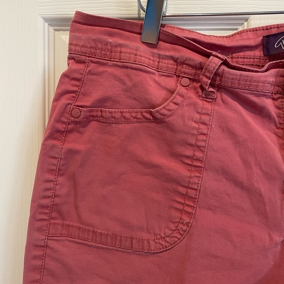 Women’s pink shorts - Picture 3 of 7